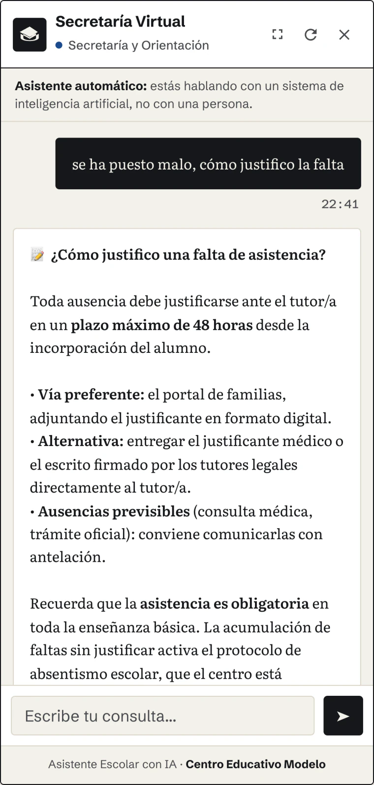 El asistente abierto en el móvil de una familia. A las 22:41 escriben «se ha puesto malo, cómo justifico la falta» y el asistente contesta con el plazo de 48 horas y las dos vías para entregar el justificante.